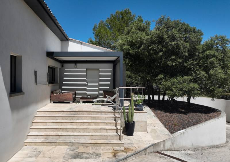 Exemple de pergola bioclimatique sur mesure design installée à Montpellier dans l'Hérault
