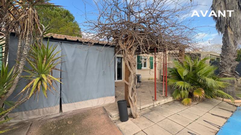 Photo d'une pergola bioclimatique avec store intégré baissé installée à Montpellier dans le 34
