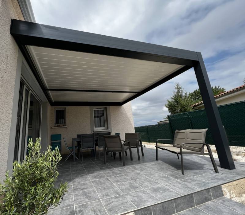 Réalisation d'une pergola à lames orientables sur mesure pose adossée deux murs à Alès dans le 30
