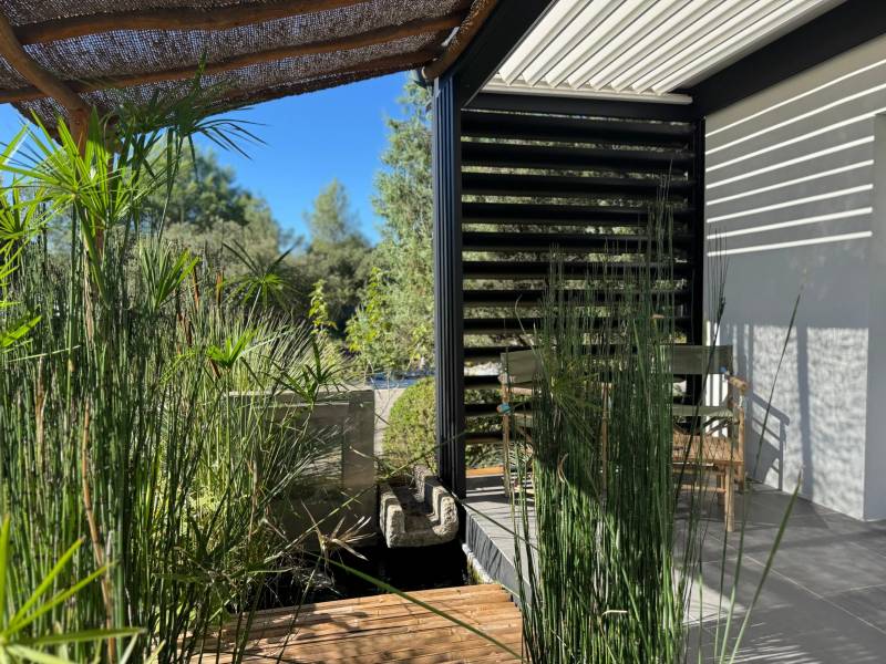 Exemple de BSO fabriquée sur mesure avec lames orientables motorisés installé sur une pergola à Villevieille dans le 30
