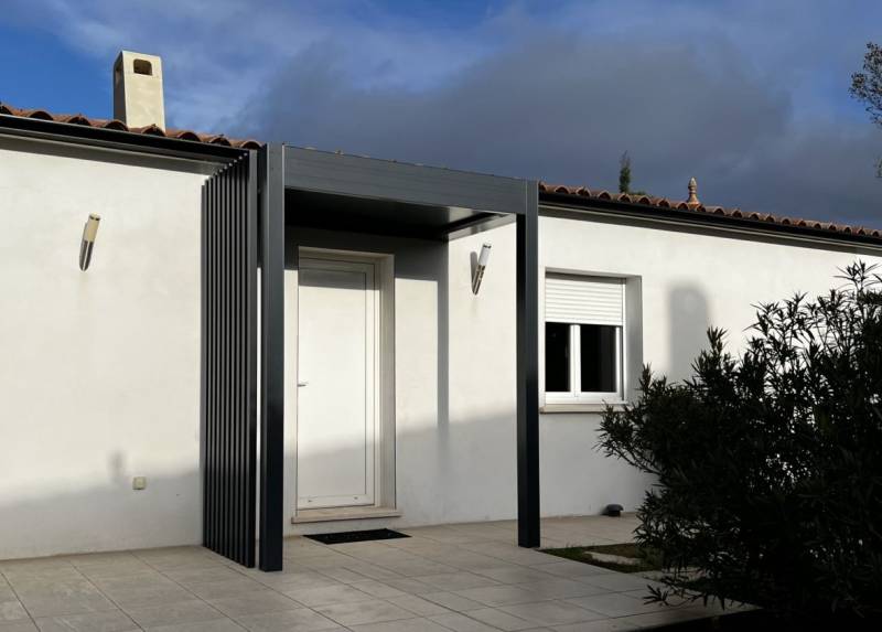 Pose d'un auvent en aluminium sur mesure à Monmirat dans le Gard (30)