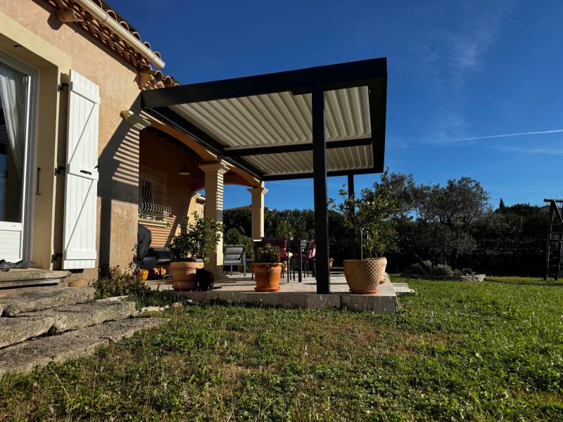 Photo d'une pergola bioclimatique sur mesure installée à Nîmes dans le Gard par 3D EXTERIEUR