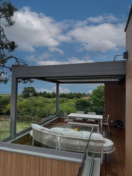 Exemple de pergola bioclimatique alu 6X4 sur mesure avec pose adossée à Montpellier réalisée par 3D EXTERIEUR dans le 34