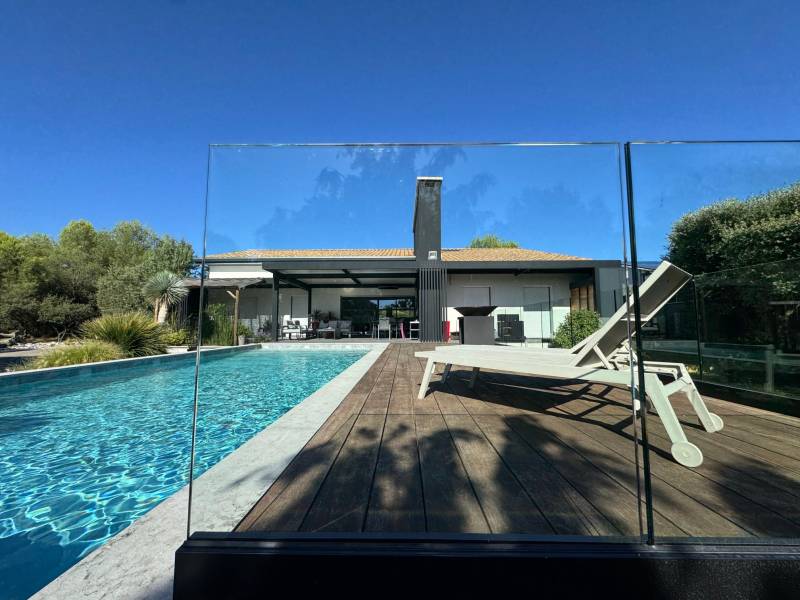 Réalisation d'un garde-corps en verre sur mesure pour sécuriser en espace piscine surélevé à Villevieille dans le Gard