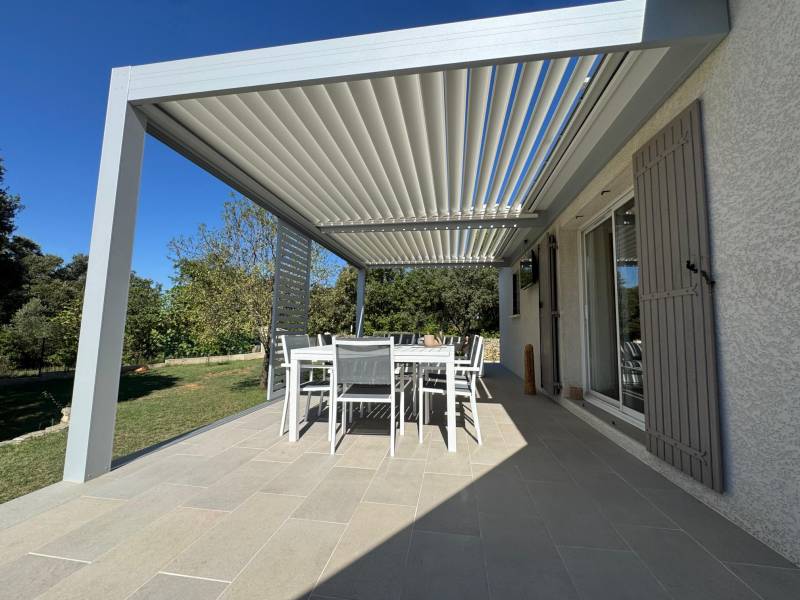 Réalisation d'une pergola à lames orientables sur mesure pose adossée un mur à Montpellier dans le 34 