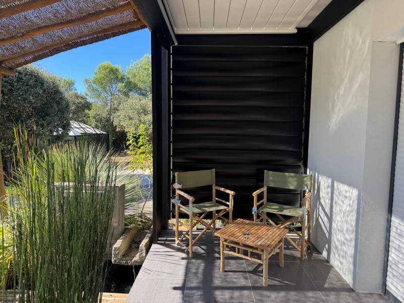 Photo d'un BSO à lames motorisées fabriqué sur mesure avec installation sur pergola à Villevieille dans le 30