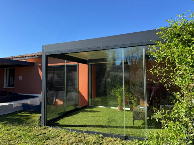 Installation de vitrages panoramiques pour pergola bioclimatique à Villevieille dans le Gard