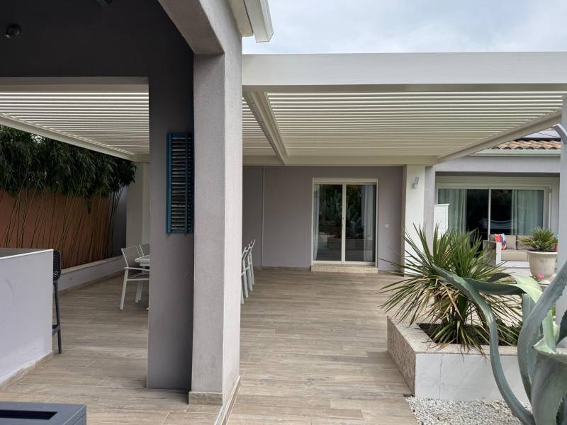 Conception et fabrication sur mesure d'une pergola aluminium adossée installée à Alès dans le 30