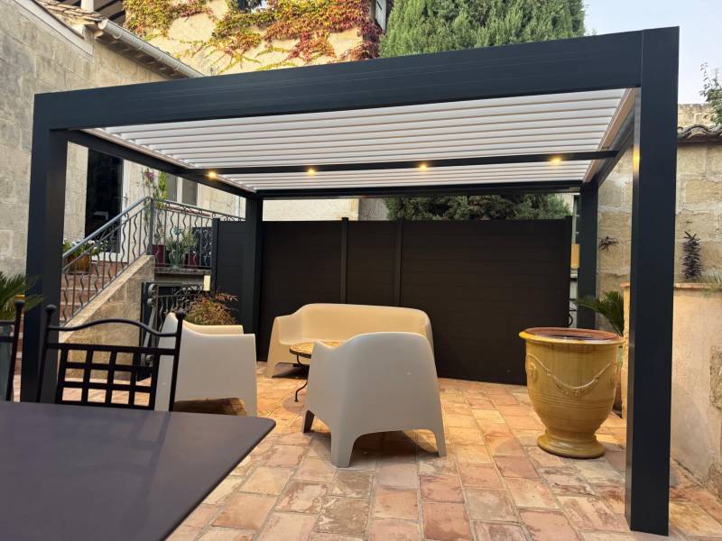 Réalisation d'une pergola bioclimatique moderne gris anthracite sur mesure 4X3 à Alès dans le Gard