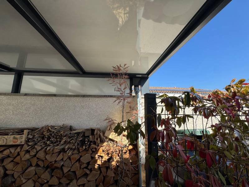 Exemple de réalisation d'un carport double sur mesure installation adossée à Alès dans le 30