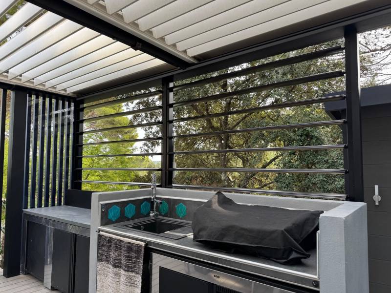 Conception sur mesure d'un brise-soleil à lames orientables extérieur installé sur pergola à Nîmes dans le 30