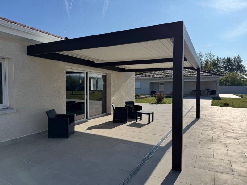 Conception d'une pergola aluminium à lames orientables sur mesure installée à Nîmes dans le Gard
