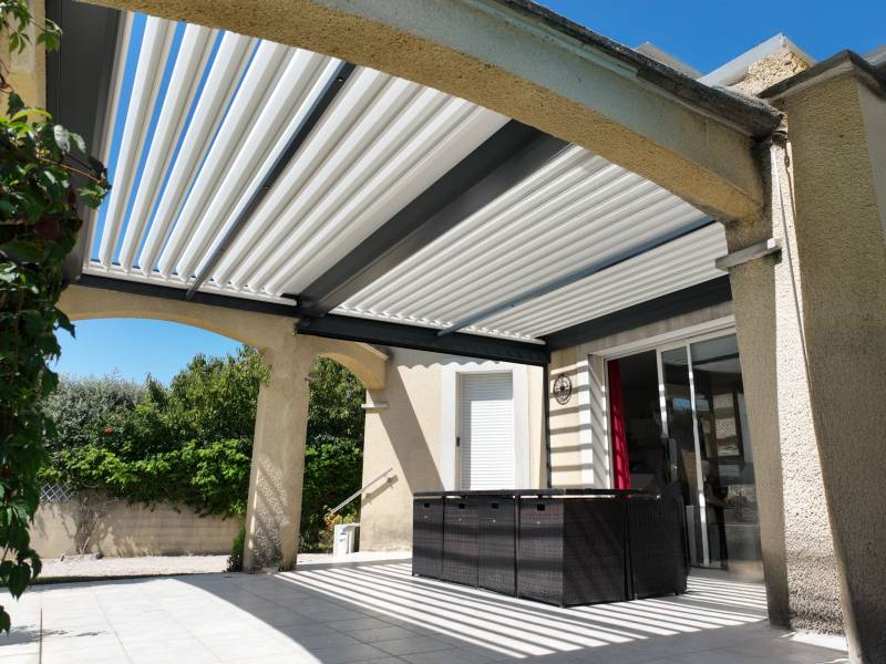 Installation entre murs d'une pergola à lames orientables à Nîmes dans le 30