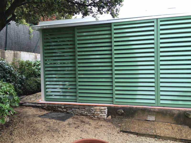 Pergola bioclimatique adossée fabriquée sur mesure à Nîmes dans le 30