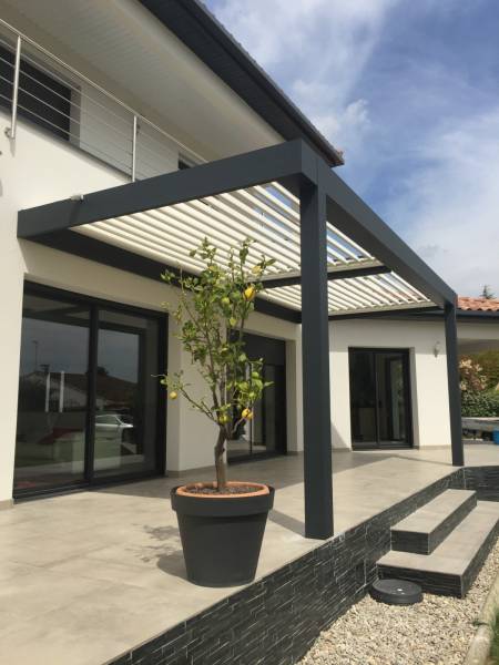 Pergola bioclimatique design fabriquée sur mesure  et installée à Nîmes dans le 30