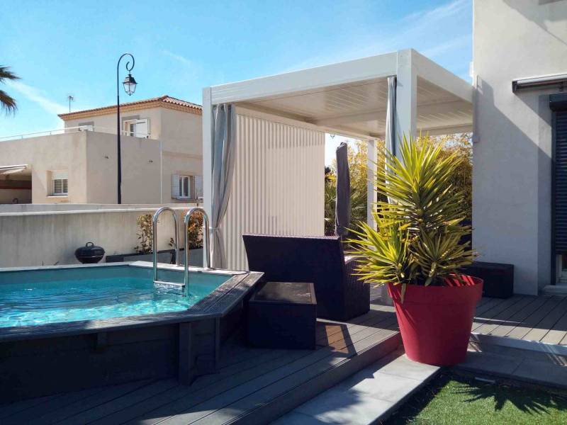 Réalisation d'une pergola à lames orientables design avec brise vue bouclier à Aigues-Mortes dans le 30