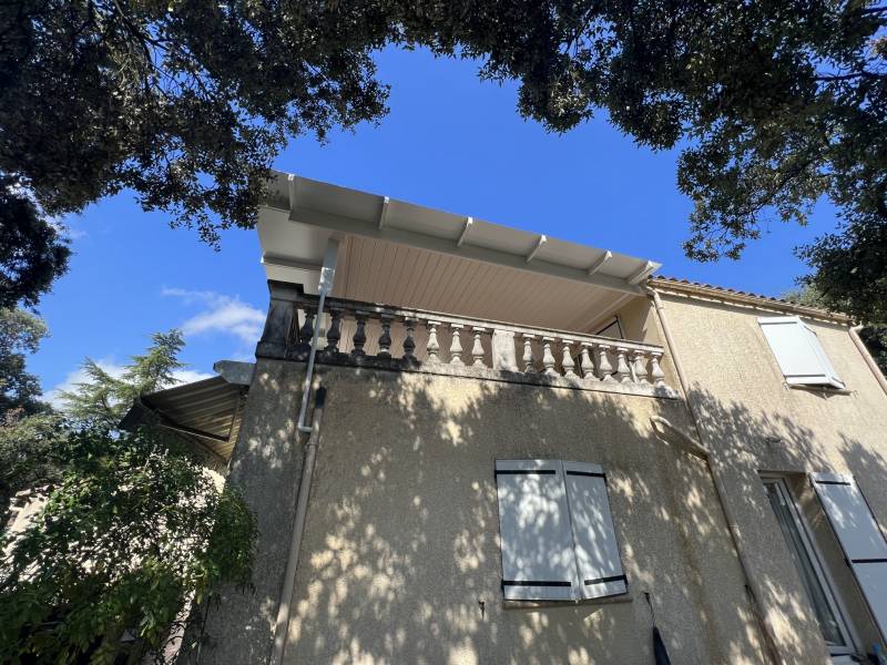 Pose d'une pergola bioclimatique blanche sur mesure sur un solarium à Alès dans le 30
