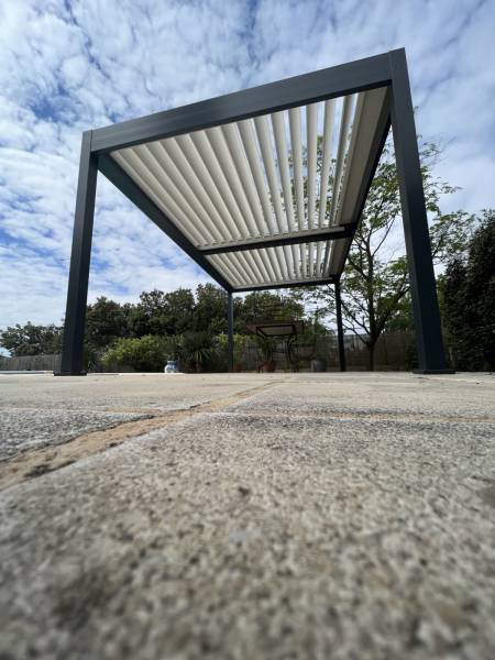 Pergola à lames orientables autoportante 5X3 fabriquée sur mesure et installée à Alès dans le 30