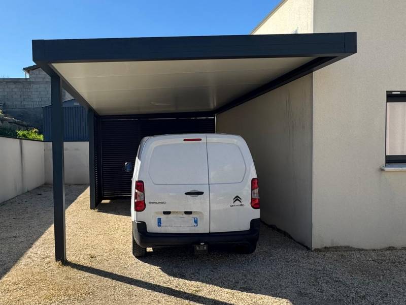 Exemple de carport une voiture fabriqué sur mesure pose adossée à Uzès dans le 30