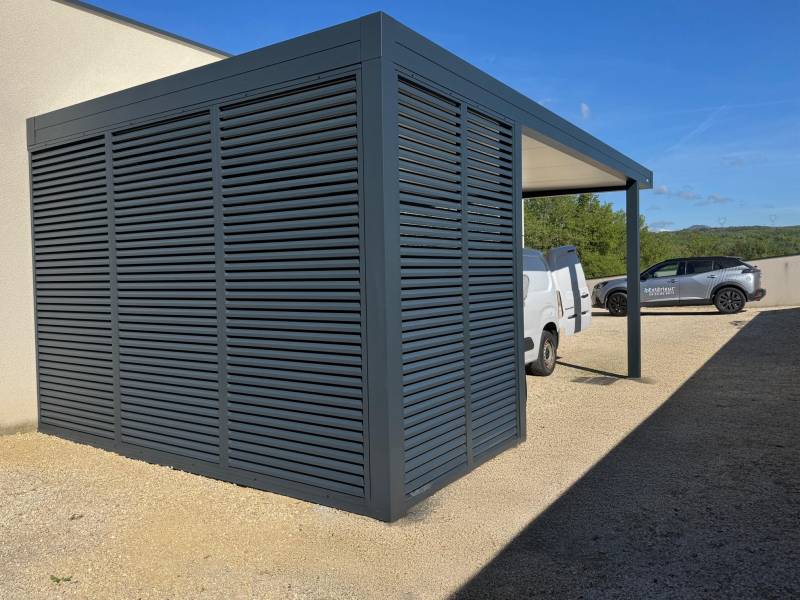 Photo d'un carport avec BSO aluminium sur mesure à Uzès dans le 30