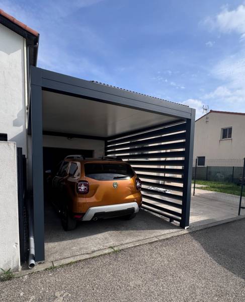 Pose adossée d'un carport aluminium 3x5 fabriqué sur mesure à Uzès dans le Gard