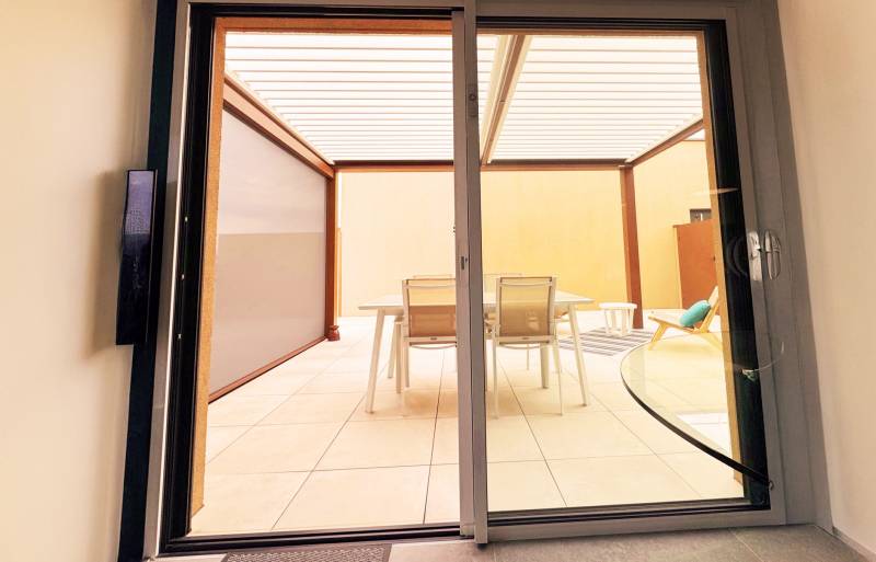 Exemple de pergola bioclimatique sur mesure adossée à lames orientables installée à Montpellier