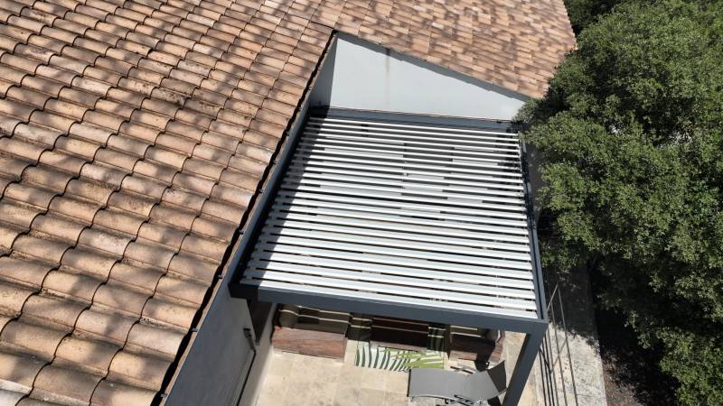 Vue de haut d'une pergola bioclimatique alu 3X4 installée à Montpellier dans le 34