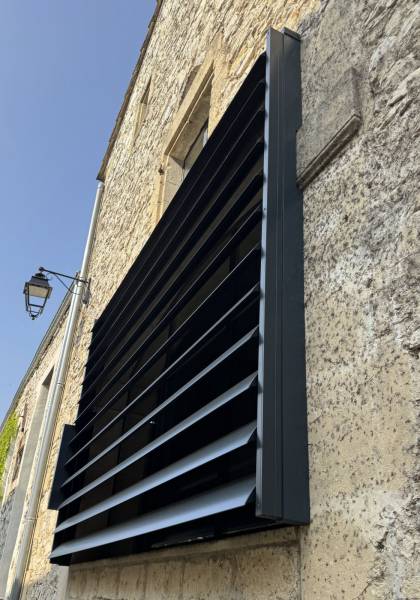 Pose d'un brise-soleil orientable aluminium sur large fenêtre à Montpellier dans le 34