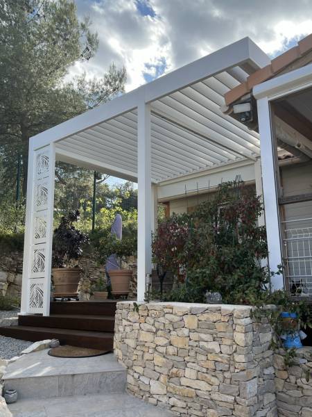 Réalisation d'une pergola bioclimatique fabriquée sur mesure et installée à Montpellier dans le 34 par 3D EXTERIEUR