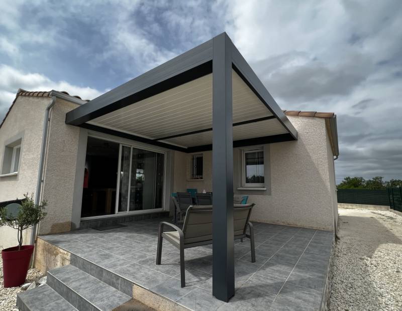 Fabrication d'une pergola bioclimatique sur mesure installation adossée deux murs à Alès dans le Gard