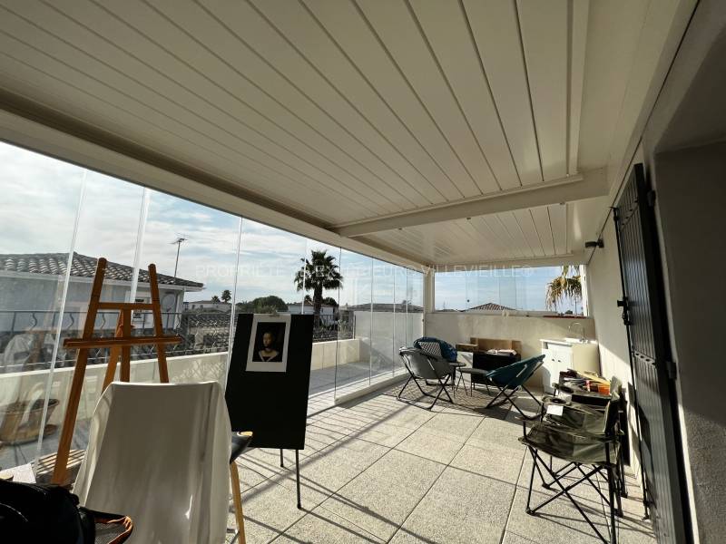 Ouvertures coulissantes avec panneaux vitrés espace de vie augmenté pergola dans le Gard