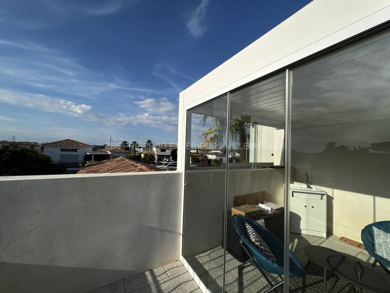 Pergola avec option vitrages coulissants et stores à Aigues-Mortes Occitanie