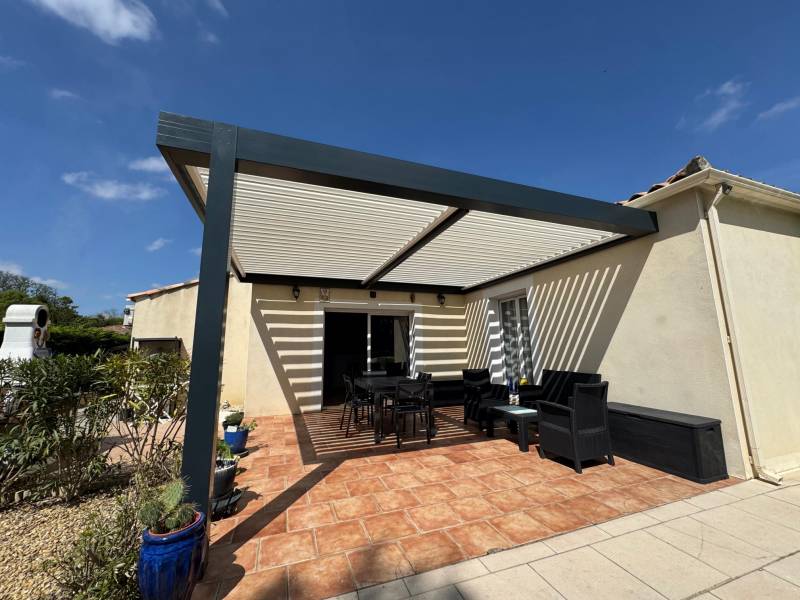 Pose d'une pergola bioclimatique alu sur mesure 4X5 poteau déporté sur terrasse d'une maison à Montpellier dans l'Hérault
