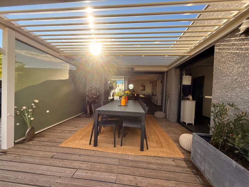 Photo d'une pergola 4X4 à lames orientables bioclimatique installée à Nîmes dans le 30 par 3D EXTERIEUR