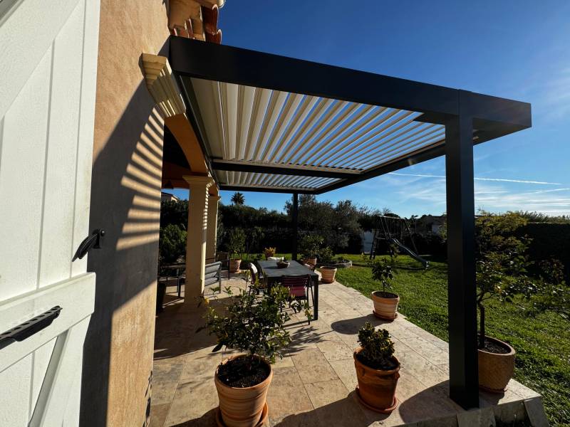 Conception sur mesure d'une pergola à lames orientables aluminium 6X4 à Nîmes dans le 30