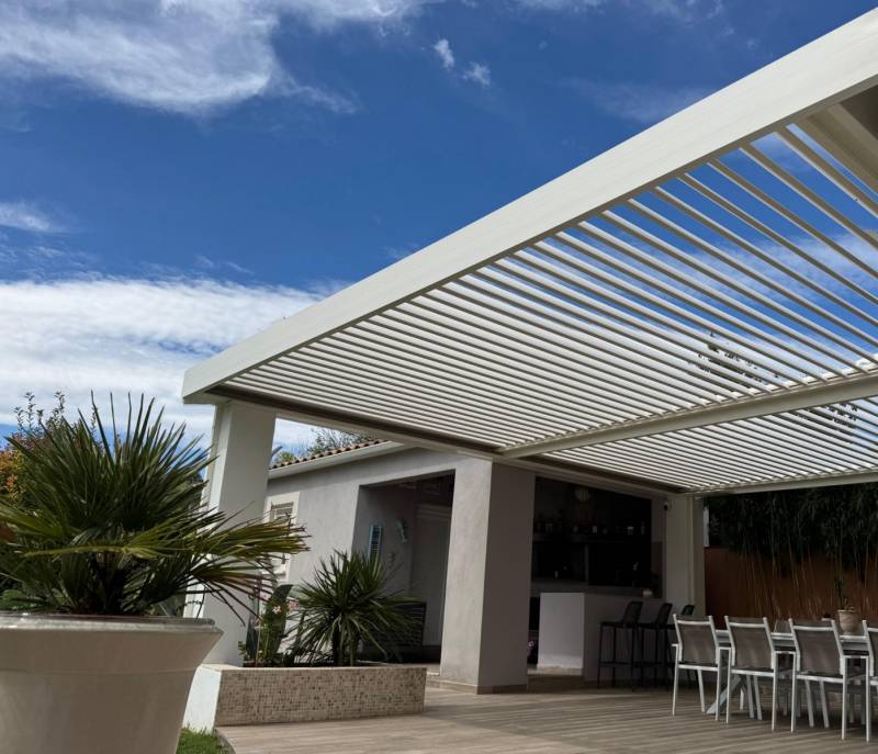 Fabrication sur mesure d'une pergola à lames orientables adossée installée à Alès dans le Gard