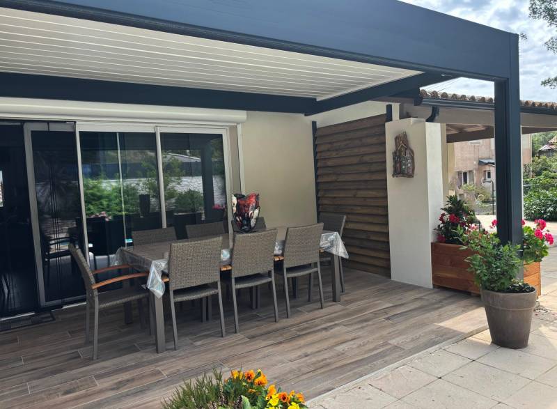 Exemple de pergola à lames orientables moderne fabriquée sur mesure et installée à Alès dans le 30