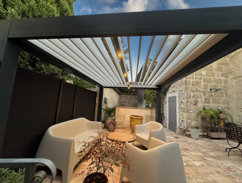 Exemple de réalisation d'une pergola autoportée alu à lames orientables à Alès dans le 30