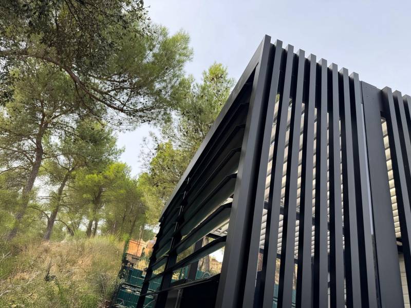 Exemple d'intégration d'un BSO extérieur sur pergola à lames orientables à Nîmes dans le 30