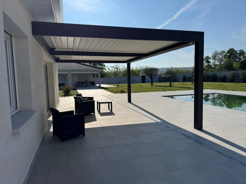 Pergola bioclimatique 6X4 fabriquée sur mesure à Nîmes dans le 30