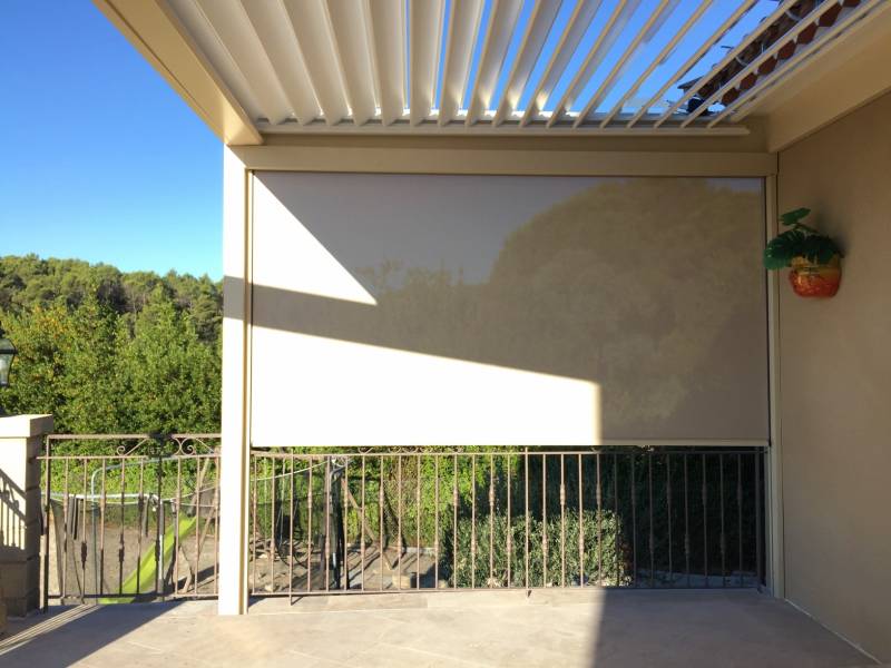 Réalisation sur mesure d'une pergola blanche à lames orientables installée sur une terrasse en hauteur à Congénies dans le Gard