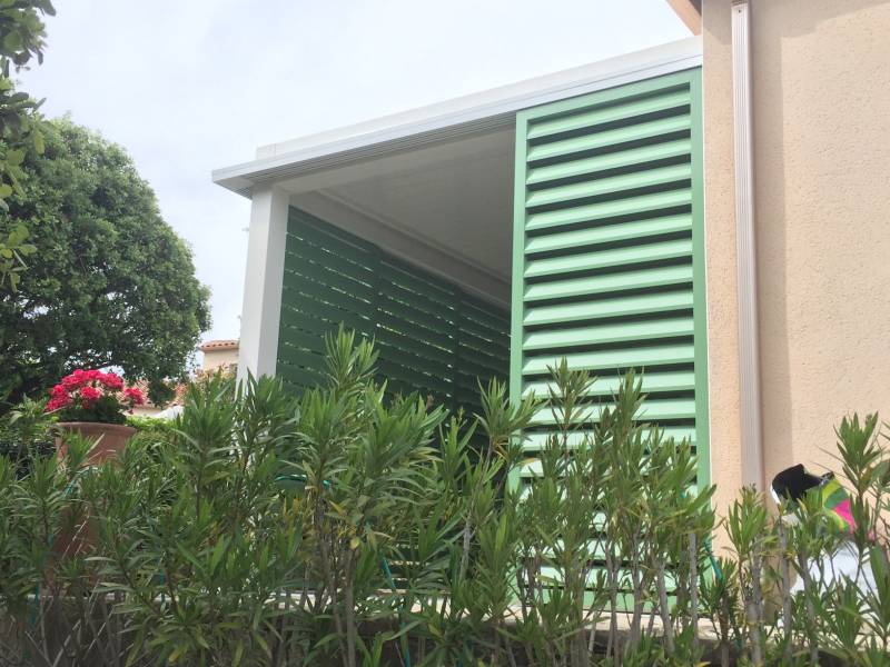 Exemple de réalisation de pergola bioclimatique sur mesure 4X3 avec BSO persiennes coulissants à Nîmes dans le 30