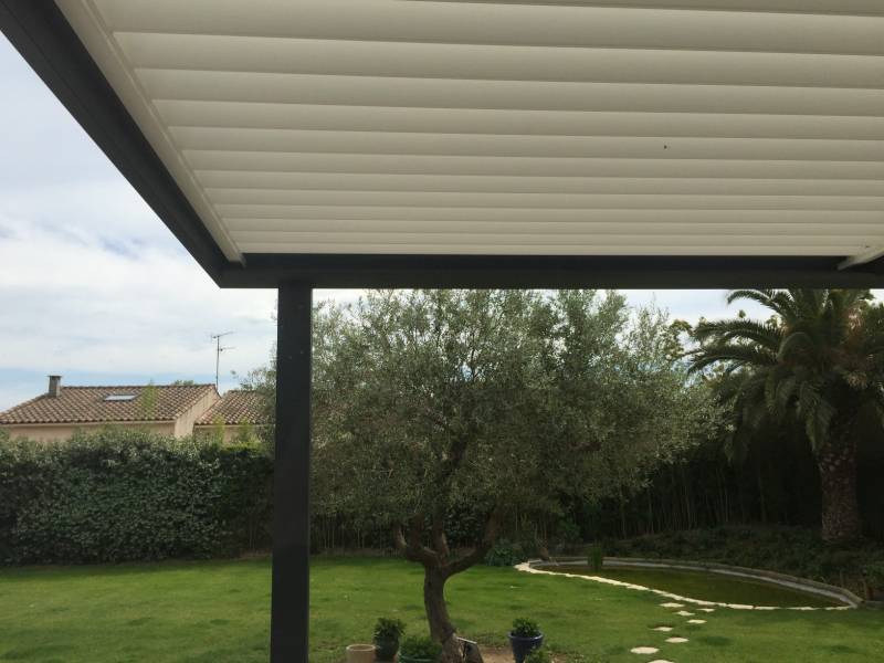 Pose adossée sur terrasse d'une pergola bioclimatique fabriqué sur mesure 7X3 à Nîmes dans le Gard