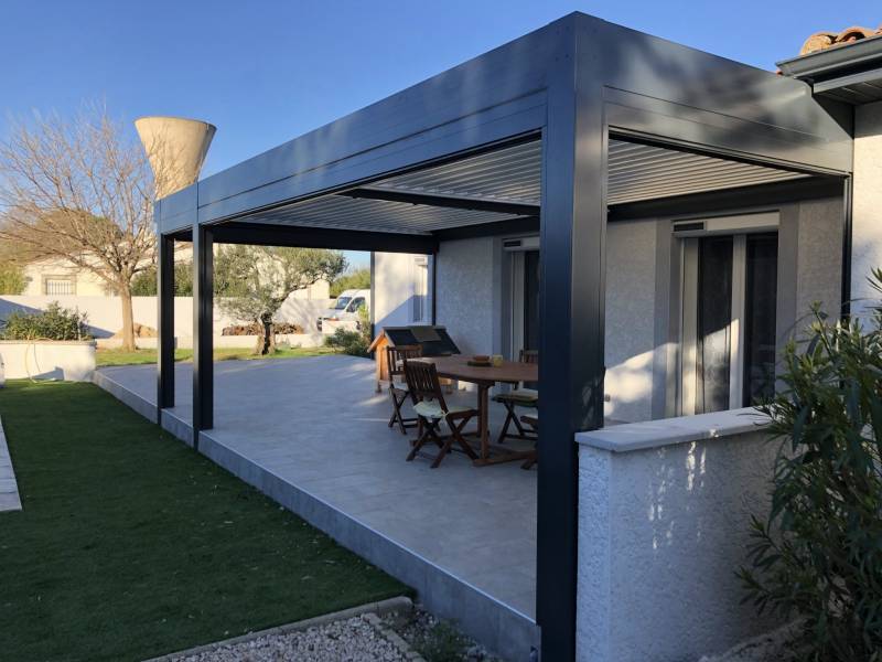 Pose adossée d'une pergola aluminium à lames orientables fabriquée sur mesure à Redessan dans le Gard