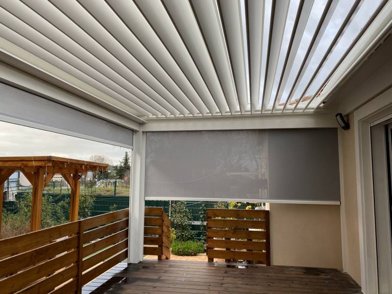 Photo d'une réalisation de pergola bioclimatique blanche aluminium sur mesure à Caveirac dans le Gard