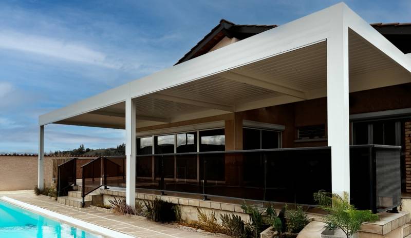 Photo d'une pergola à lames orientables fabriquée sur mesure et installée à Alès dans le 30