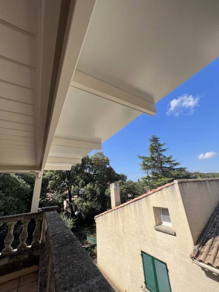 Réalisation d'une pergola bioclimatique sur mesure pose adossée à Alès dans le Gard