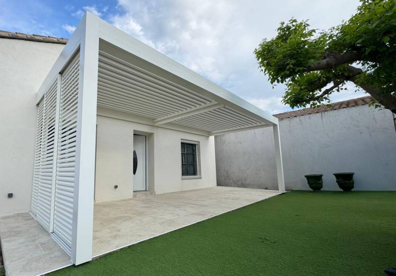 Conception d'une pergola sur mesure bioclimatique blanche pose adossée à Uzès dans le Gard