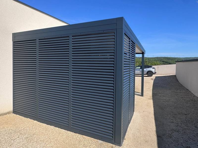 Installation de brise-soleil sur mesure sur un carport à Uzès dans le Gard