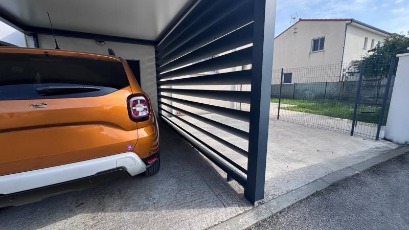 Photo d'un abri voiture couvert aluminium 3X5 fabriqué sur mesure à Uzès dans le Gard